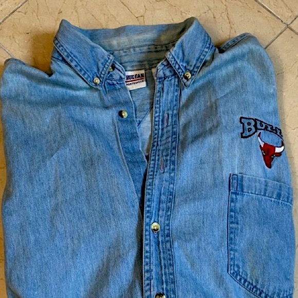 VTG Chicago Bulls Embroidered Logo Light Wash Button Down Shirt Men's XL - Picture 2 of 8